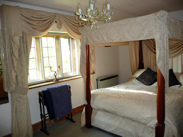 B&B Accommodation In A 17th Century Cottage In The Cotswolds